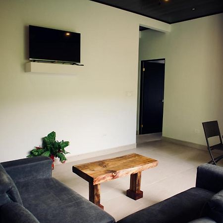 Jungle Home With King Beds -5 Minutes From The Beach Увита Экстерьер фото